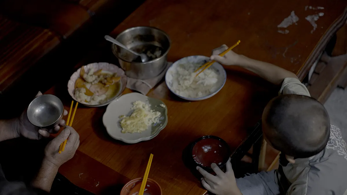 自從媽媽罹癌後,阿諺學習自己打理生活,分擔家務。(中信慈善基金會提供)