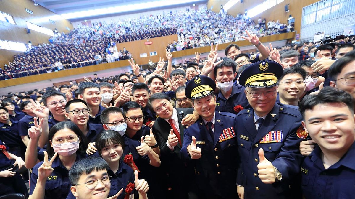 內政部長林右昌出席警專40期畢業典禮,強調將持續積極照顧警員權益。(圖/警專提供) 內政部長林右昌出席警專40期畢業典禮,強調將持續積極照顧警員權益。(圖/警專提供)