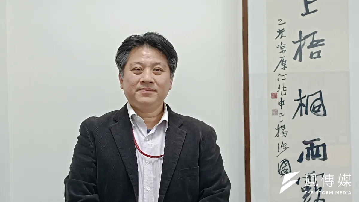 國立故宮博物院書畫文獻處長何炎泉,學化工出身再攻讀藝術史,他用直面作品的研究方式提出他對書法鑑賞的觀點。2025年故宮慶祝100週年,將推出他傾力策展的「千年神遇—西園雅集傳奇」特展。(圖/作者攝)