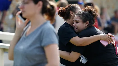 2018年5月18日,美國德州聖塔非高中(Santa Fe High School)發生校園槍擊案,造成慘重傷亡(AP)