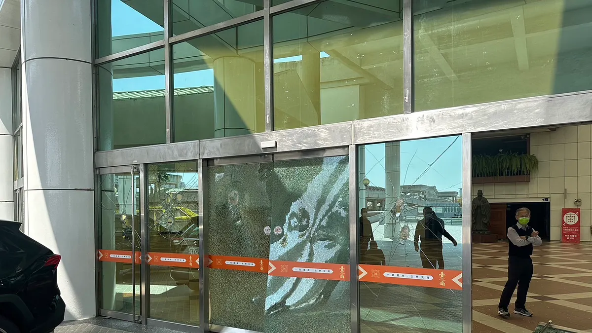 台南市政府永華市政中心遭到攻擊。(圖/翻攝自記者爆料網)