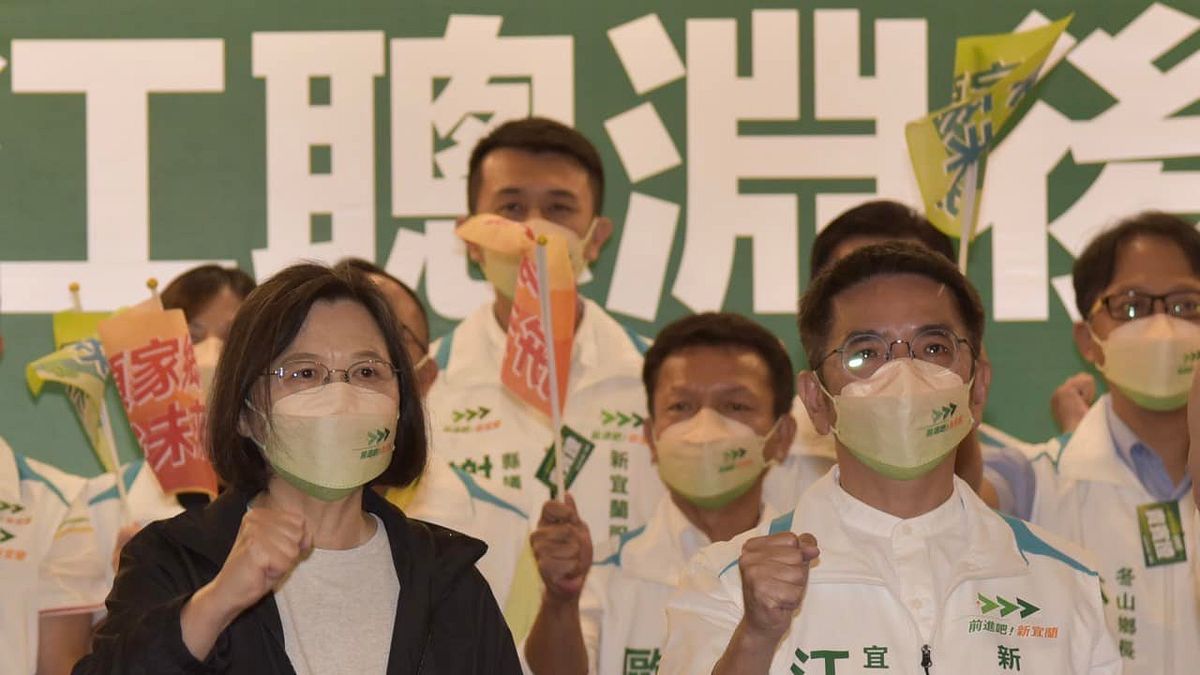 總統蔡英文(前排左)25日出席「2022宜蘭縣百工百業挺江聰淵後援會成立大會」,為宜蘭縣長參選人江聰淵(前排右)與民進黨籍提名的縣議員和鄉鎮市長參選人加油打氣。(取自蔡英文 Tsai Ing-wen臉書) 總統蔡英文(前排左)25日出席「2022宜蘭縣百工百業挺江聰淵後援會成立大會」,為宜蘭縣長參選人江聰淵(前排右)與民進黨籍提名的縣議員和鄉鎮市長參選人加油打氣。(取自蔡英文 Tsai Ing-wen臉書)