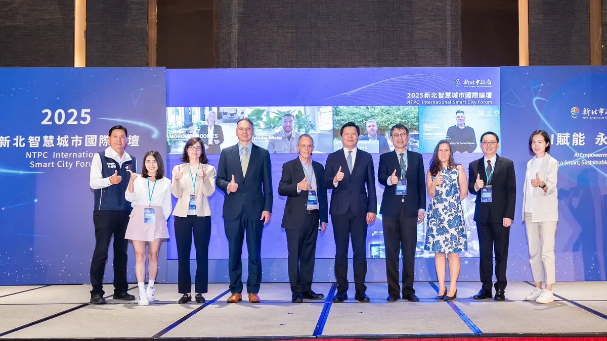 新北市副市長朱惕之與出席活動貴賓合影。(圖/新北市研考會提供)