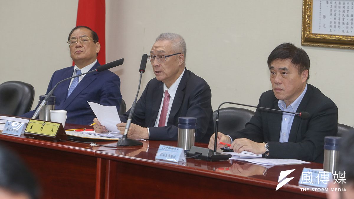 行政院推動一例一休的修法工作,吳敦義15日表示,樂見民進黨終於知錯能改,但社會各界對於行政院的修正版本仍有疑慮,希望民進黨敞開大門,多聽勞資多方意見。(陳明仁攝) 行政院推動一例一休的修法工作,吳敦義15日表示,樂見民進黨終於知錯能改,但社會各界對於行政院的修正版本仍有疑慮,希望民進黨敞開大門,多聽勞資多方意見。(陳明仁攝)