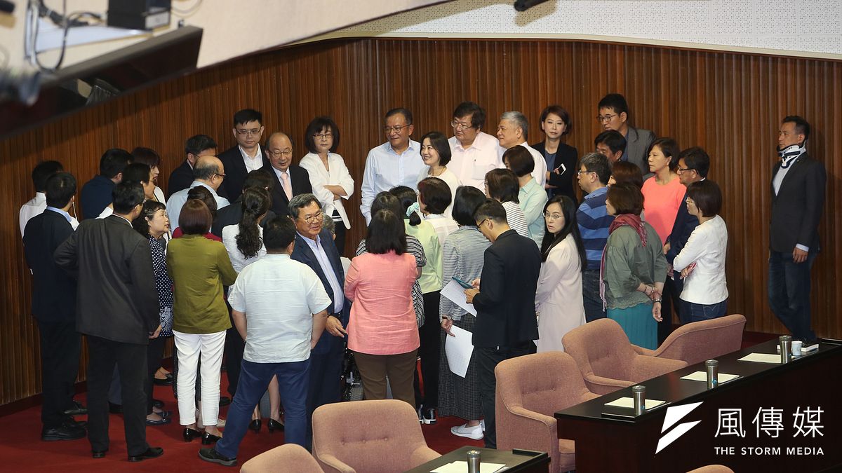 作者指出,檢視日前立法院在民進黨團全數動員下,表決通過劉世芳委員的凍結陸軍官校333萬元預算案。為此,民意質疑,自詡為民主進步的執政黨,根本未能遵循法治國家。(資料照,陳明仁攝) 作者指出,檢視日前立法院在民進黨團全數動員下,表決通過劉世芳委員的凍結陸軍官校333萬元預算案。為此,民意質疑,自詡為民主進步的執政黨,根本未能遵循法治國家。(資料照,陳明仁攝)