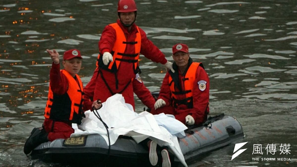 根據民航局最新統計,復航空難最新死亡人數為31人。圖為4日搜救人員將罹難者遺體送往岸邊。(蘇仲泓攝) 根據民航局最新統計,復航空難最新死亡人數為31人。圖為4日搜救人員將罹難者遺體送往岸邊。(蘇仲泓攝)