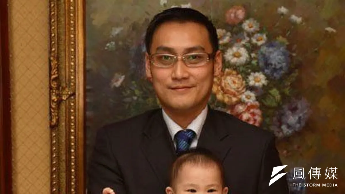 孔垂長與兒子、祖父孔德成合影。