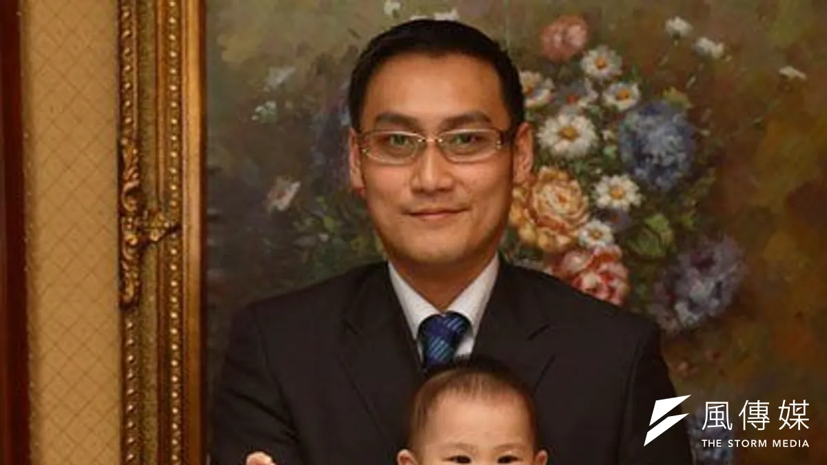 孔垂長與兒子、祖父孔德成合影。 孔垂長與兒子、祖父孔德成合影。