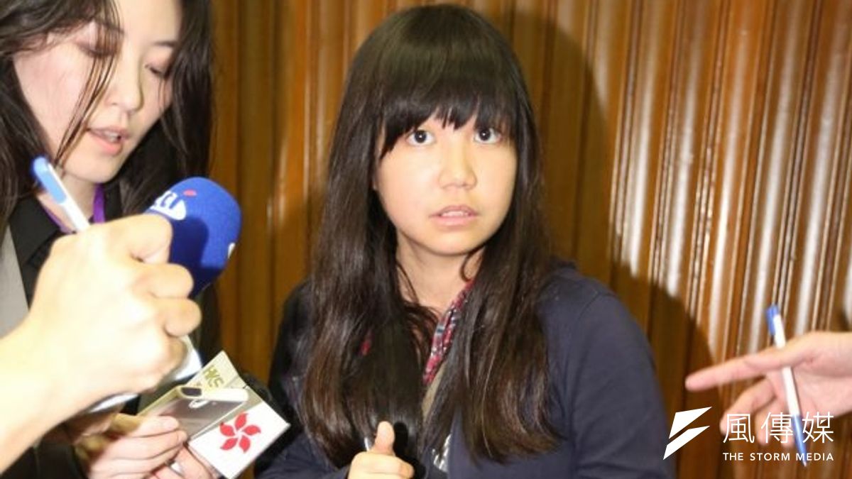 年僅19歲的成大零貳社社長邱庭筠穿著短褲夾腳拖,就和240名台南鄉親一起搭夜車北上聲援反服貿行動。 (余志偉攝) 年僅19歲的成大零貳社社長邱庭筠穿著短褲夾腳拖,就和240名台南鄉親一起搭夜車北上聲援反服貿行動。 (余志偉攝)