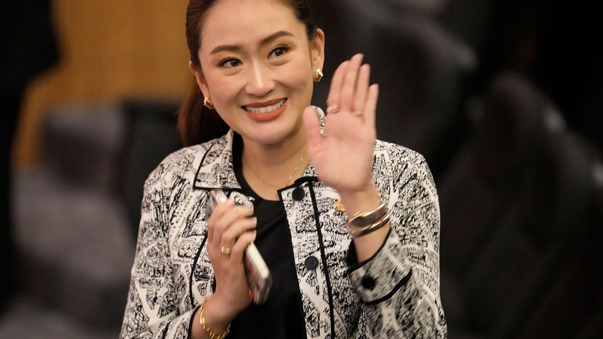 2024年8月15日、タイの元首相タクシン・シナワトラの娘で、党首のパートントーンが報道陣に手を振っている。(AP通信) 2024年8月15日、タイの元首相タクシン・シナワトラの娘で、党首のパートントーンが報道陣に手を振っている。(AP通信)