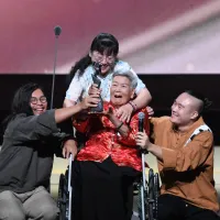人間國寶張日貴榮獲第37屆傳藝金曲獎音樂類特別獎,手捧獎座與親友開心分享榮耀,現場氣氛溫馨感人。(圖/文化部提供) 人間國寶張日貴榮獲第37屆傳藝金曲獎音樂類特別獎,手捧獎座與親友開心分享榮耀,現場氣氛溫馨感人。(圖/文化部提供)