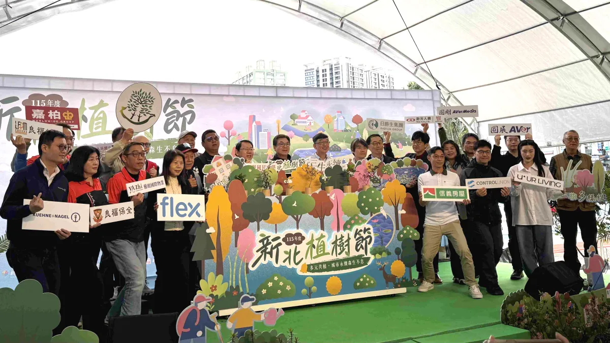 新北副市長劉和然今(12)日至板橋區大觀國小與15家企業代表一起種下9種原生種樹苗,讓永續新希望向下發根。(照/新北市農業局提供)