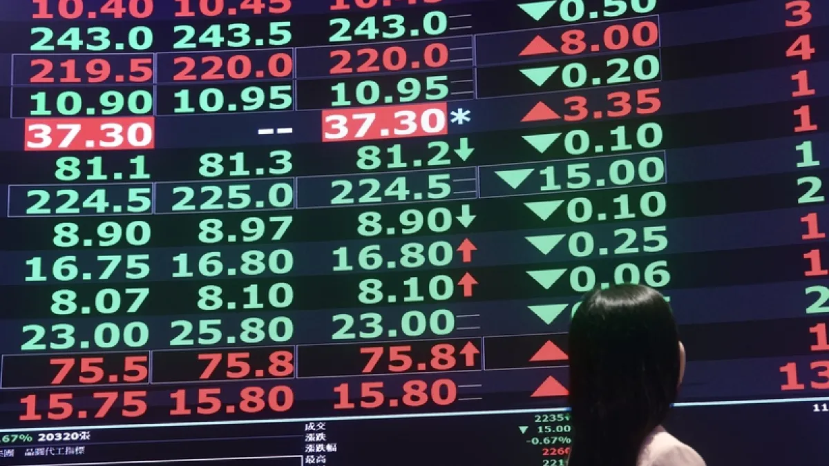 金控配息創紀錄!13檔個股股利政策一次看:現金殖利率、配股比例全揭露。(圖/中央社記者張皓安攝)