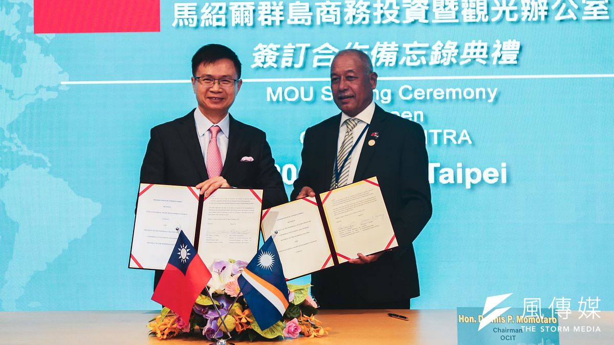 20191025-中華民國對外貿易發展協會董事長黃志芳(左)與馬紹爾群島商務部長莫塔若(右)25日簽署合作備忘錄。(簡必丞攝) 20191025-中華民國對外貿易發展協會董事長黃志芳(左)與馬紹爾群島商務部長莫塔若(右)25日簽署合作備忘錄。(簡必丞攝)