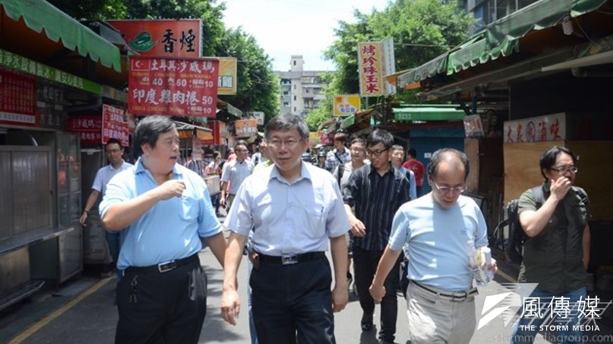 在野台北市長參選人柯文哲(左二)今天(16 日)到訪南機場國宅,面對記者提問連勝文稱「內湖南港黑壓壓」一事,柯原本不想談,但隨後卻又忍不住「補刀」。(宋小海攝) 在野台北市長參選人柯文哲(左二)今天(16 日)到訪南機場國宅,面對記者提問連勝文稱「內湖南港黑壓壓」一事,柯原本不想談,但隨後卻又忍不住「補刀」。(宋小海攝)