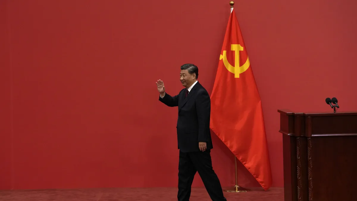 2022年10月23日,中共二十大一中全會,最新一屆政治局常委亮相,習近平發表談話。(AP)