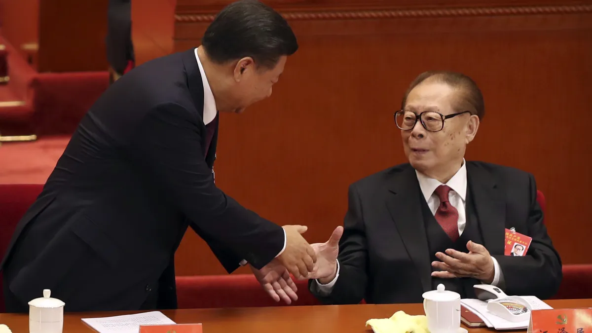中共十九大在北京召開、中共總書記習近平和前總書記江澤民的互動,成為國際媒體矚目的焦點。(AP)