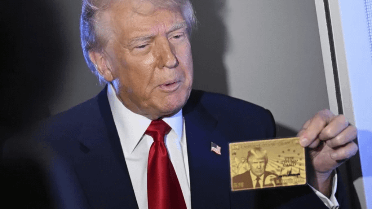 美國總統川普3日搭乘空軍一號飛往佛州邁阿密的途中向記者發表講話時,舉起了價值500萬美元的金卡。(美聯社) 美國總統川普3日搭乘空軍一號飛往佛州邁阿密的途中向記者發表講話時,舉起了價值500萬美元的金卡。(美聯社)