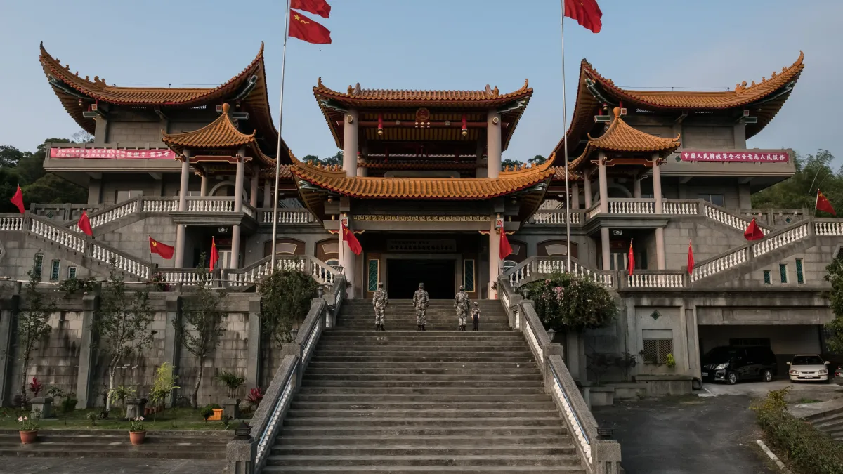 建商魏明仁將彰化縣二水鄉碧雲禪寺更名為「愛國教育基地」,升起五星旗。(取自美國《紐約時報》網站)