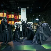 スタジオツアー東京は、初のハロウィーン企画「闇の魔術のハロウィーン」を開催。死喰い人によるライブパフォーマンスや、100個を超えるランタンが浮かぶ大広間などを公開した。(ワーナー ブラザース スタジオツアー東京 PR事務局) スタジオツアー東京は、初のハロウィーン企画「闇の魔術のハロウィーン」を開催。死喰い人によるライブパフォーマンスや、100個を超えるランタンが浮かぶ大広間などを公開した。(ワーナー ブラザース スタジオツアー東京 PR事務局)