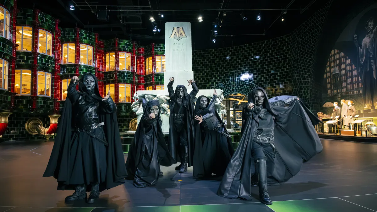 スタジオツアー東京は、初のハロウィーン企画「闇の魔術のハロウィーン」を開催。死喰い人によるライブパフォーマンスや、100個を超えるランタンが浮かぶ大広間などを公開した。(ワーナー ブラザース スタジオツアー東京 PR事務局)