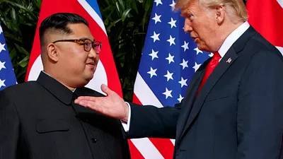 2018年6月12日的「川金會」,美國總統川普與北韓最高領導人金正恩在新加坡相見,可說是2018年最受矚目的事件。(AP)