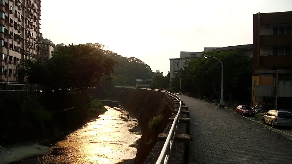政大醉夢溪畔,右為政大社資中心。(賴亮名/維基百科)