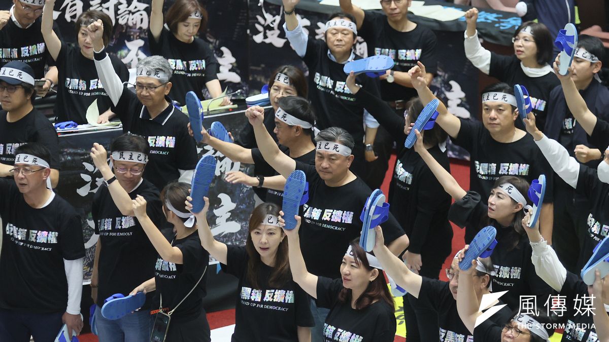 立法院會24日繼續審議國會改革法,直至午夜休息前,已表決3天3夜的《立法院職權行使法》部分條文修正案仍未完成二讀。圖為民進黨立委在議場內手持「藍白拖」表決。(柯承惠攝) 立法院會24日繼續審議國會改革法,直至午夜休息前,已表決3天3夜的《立法院職權行使法》部分條文修正案仍未完成二讀。圖為民進黨立委在議場內手持「藍白拖」表決。(柯承惠攝)