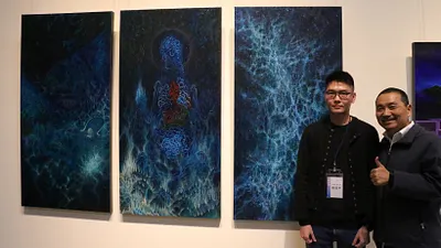 新北市長侯友宜鼓勵油畫類第1名鄭慎尹,並與其作品《芳蘭山風景》合照。(圖/新北市文化局提供)