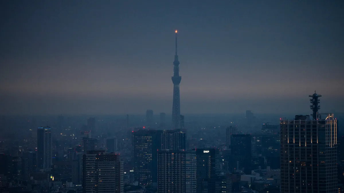 内幸町一丁目街区で都心最大級の次世代スマートシティプロジェクトが進行しており、中地区のNTT日比谷タワーや南地区の超高層ビルの建設が本格化している。(写真/AP通信社提供)