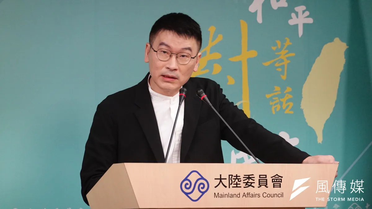 陸委會副主委梁文傑2月5日主持例行記者會,回應陸配李貞秀就職立委相關議題。(楊騰凱攝)