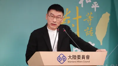 陸委會副主委梁文傑2月5日主持例行記者會。(楊騰凱攝)