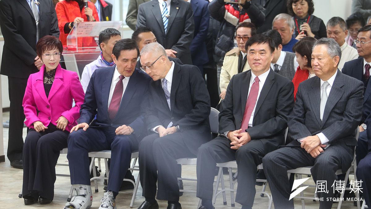 國民黨106年新春團拜,有意參選黨主席的前副總統吳敦義突然出席,並頻頻與前總統馬英九(左二)交談。其他有意參選的前副主席詹啟賢(右一)、現任副主席郝龍斌(右二)、現任黨主席洪秀柱(左一)都出席。(陳明仁攝) 國民黨106年新春團拜,有意參選黨主席的前副總統吳敦義突然出席,並頻頻與前總統馬英九(左二)交談。其他有意參選的前副主席詹啟賢(右一)、現任副主席郝龍斌(右二)、現任黨主席洪秀柱(左一)都出席。(陳明仁攝)