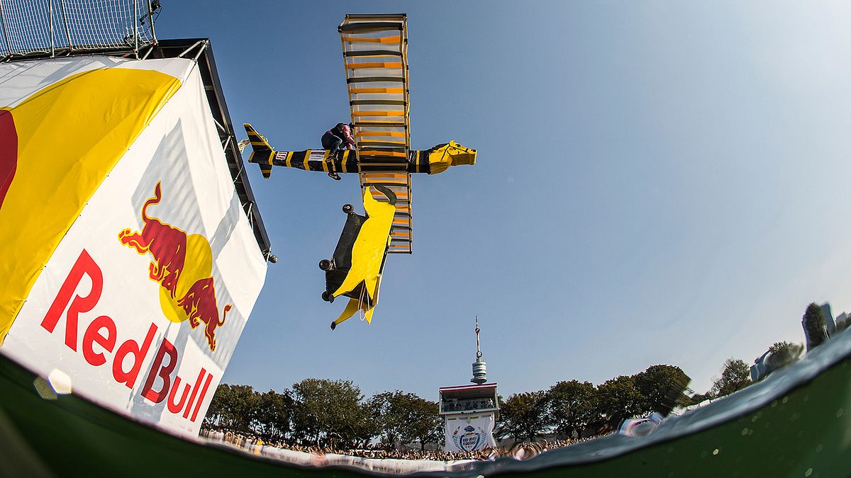 2022台灣Red Bull飛行日將於台中港舉辦,地表最狂、最滑稽有趣的飛行落水秀將於9月18日展開。圖為2021奧地利Red Bull飛行日參賽隊伍。(圖/Redbull) 2022台灣Red Bull飛行日將於台中港舉辦,地表最狂、最滑稽有趣的飛行落水秀將於9月18日展開。圖為2021奧地利Red Bull飛行日參賽隊伍。(圖/Redbull)