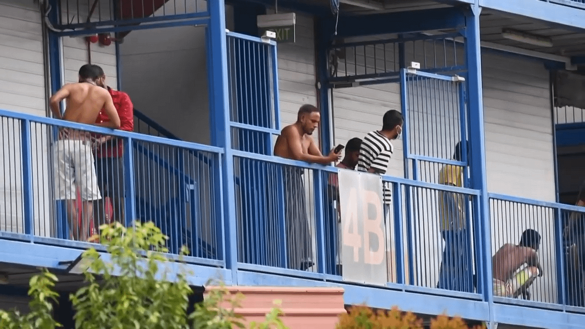 新加坡受到新冠肺炎(武漢肺炎)衝擊,新加坡外籍移工宿舍爆發群聚感染。(取自You Tube) 新加坡受到新冠肺炎(武漢肺炎)衝擊,新加坡外籍移工宿舍爆發群聚感染。(取自You Tube)