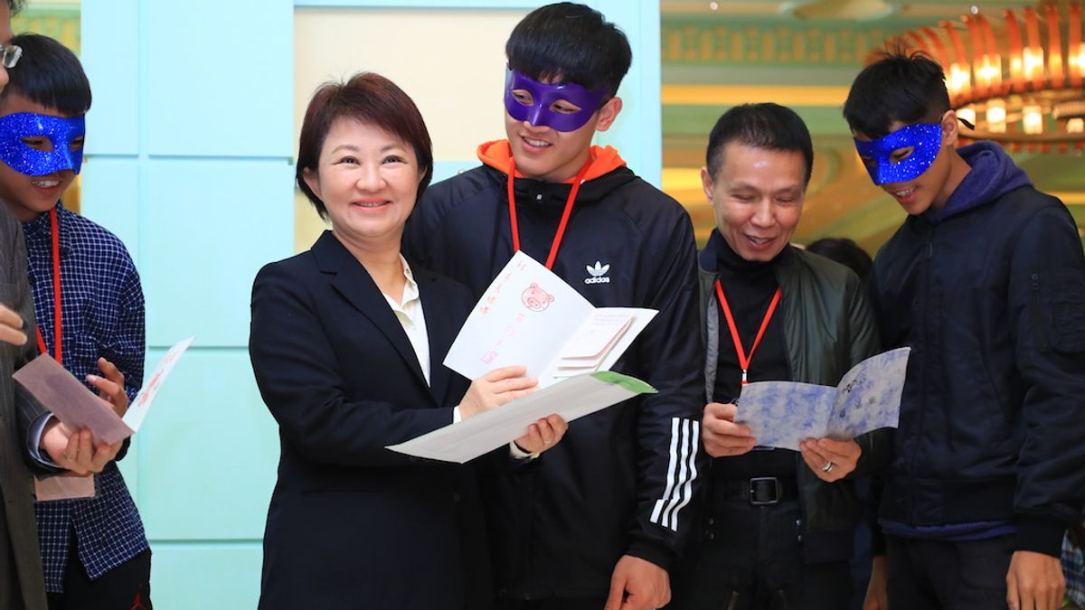 失依家庭安置兒少獻上感謝卡片給台中市長盧秀燕跟長期扶助他們的企業家藍正雄。(圖/台中市政府提供) 失依家庭安置兒少獻上感謝卡片給台中市長盧秀燕跟長期扶助他們的企業家藍正雄。(圖/台中市政府提供)