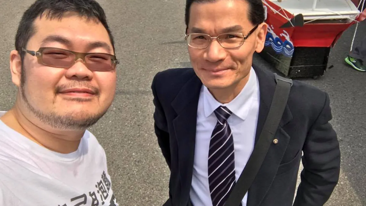 網路同志名人「四叉貓」與反同大將張守一合照。(取自劉宇臉書)
