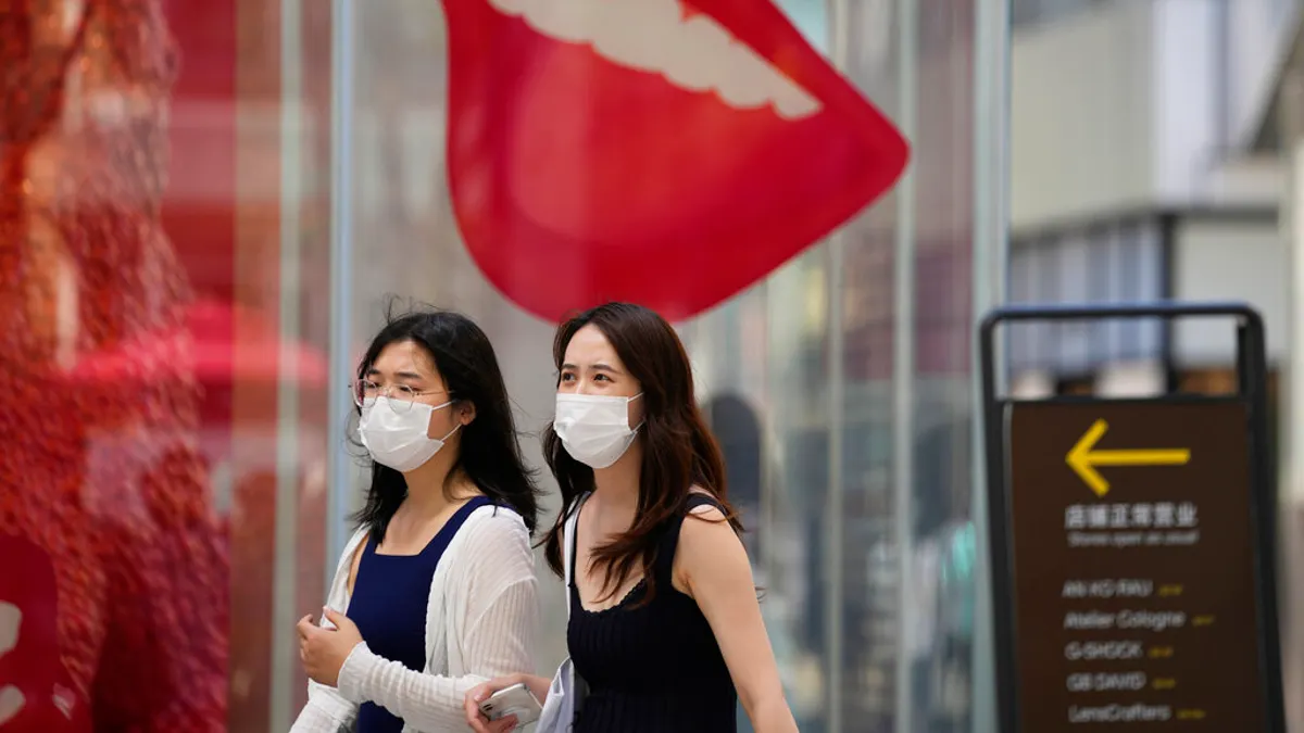 中國女性,北京行人。(美聯社)