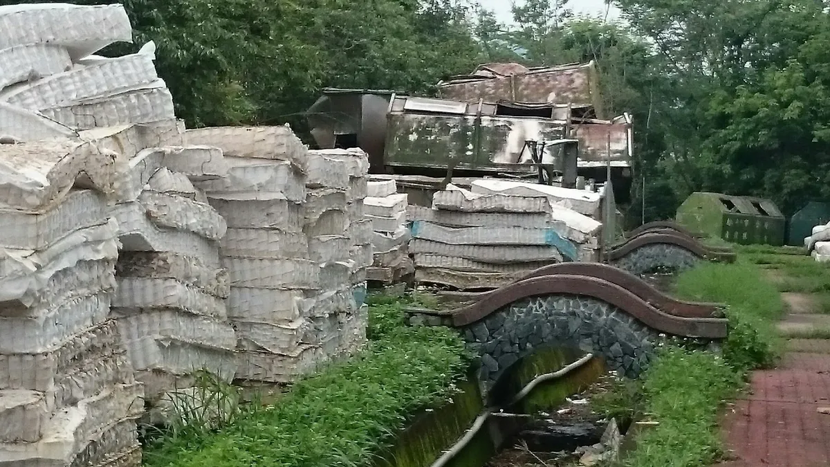 復育公園堆積廢棄物 議員轟中市環局置之不理