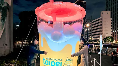 臺北市「啜飲繽紛臺北」珍珠奶茶燈飾在2024年「大阪光之饗宴」活動中深獲好評。(圖/臺北市政府觀傳局提供)