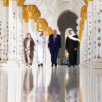 2025年5月15日、アメリカのトランプ大統領とアブダビ皇太子ハリッド(Sheikh Khaledn)氏はアラブ首長国連邦アブダビのシェイク・ザイード大モスクを訪れる。(AP通信) 2025年5月15日、アメリカのトランプ大統領とアブダビ皇太子ハリッド(Sheikh Khaledn)氏はアラブ首長国連邦アブダビのシェイク・ザイード大モスクを訪れる。(AP通信)