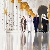 2025年5月15日,美國總統川普(右二)參觀位於阿拉伯聯合大公國阿布達比的謝赫扎耶德大清真寺。(資料照,美聯社) 2025年5月15日,美國總統川普(右二)參觀位於阿拉伯聯合大公國阿布達比的謝赫扎耶德大清真寺。(資料照,美聯社)
