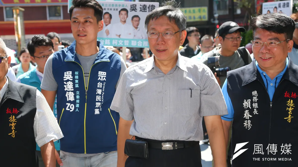 台北市長柯文哲(中)、台灣民眾黨立委參選人「Z9」吳達偉(左)11日至板橋接雲寺、慈惠宮參拜。(顏麟宇攝)