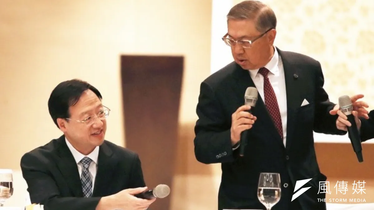 行政院長江宜樺(左)與工商協進會進行「早餐會」,工商協進會理事長駱錦明(右)在會上致詞。(吳逸驊攝)