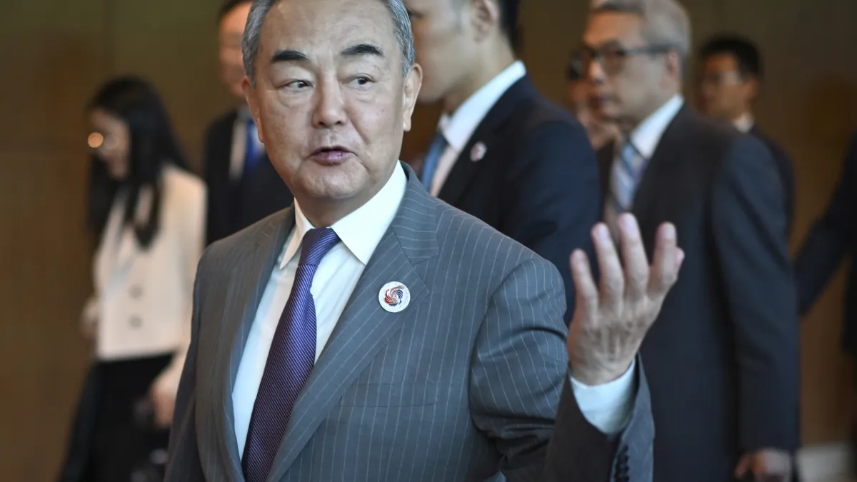 中國外交部長王毅8日在北京與德國外長瓦德福會談時,全面闡述台灣問題的歷史事實和法理經緯,指稱台灣的地位已被《開羅宣言》等「七重鎖定」。(美聯社)