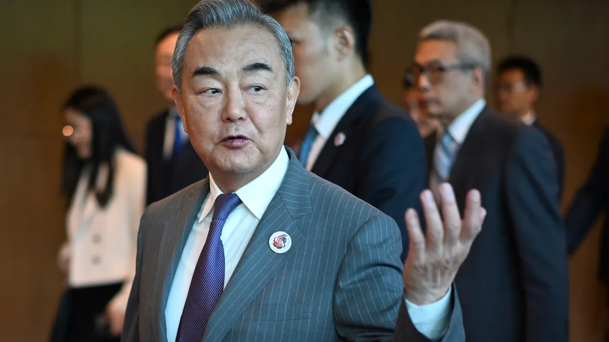 中国の王毅外相は8日、北京でワーデフール独外相と会談し、台湾問題の歴史的経緯と法的立場を説明。台湾の地位は『カイロ宣言』など7つの法的根拠によって「拘束されている」と主張した。(AP通信) 中国の王毅外相は8日、北京でワーデフール独外相と会談し、台湾問題の歴史的経緯と法的立場を説明。台湾の地位は『カイロ宣言』など7つの法的根拠によって「拘束されている」と主張した。(AP通信)