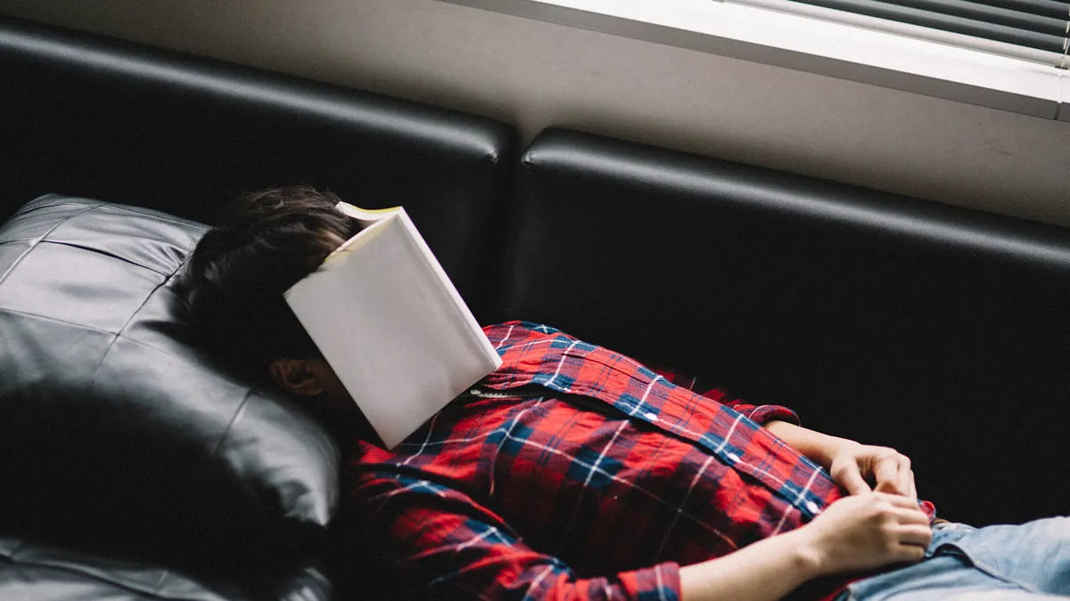 睡眠時數越長,清醒時就會越提不起勁。(圖/pakutaso) 睡眠時數越長,清醒時就會越提不起勁。(圖/pakutaso)