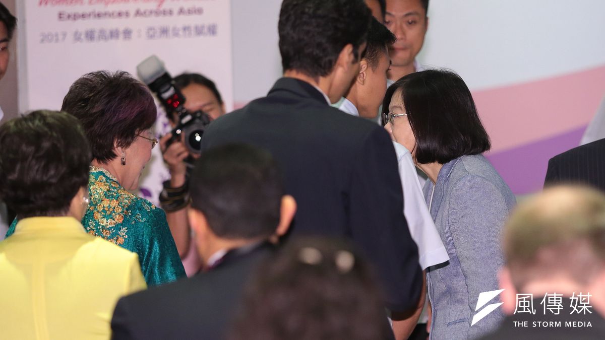 總統蔡英文11日出席「2017 CALD 亞洲自由民主聯盟-女權高峰會」,並於前副總統呂秀蓮握手。(顏麟宇攝) 總統蔡英文11日出席「2017 CALD 亞洲自由民主聯盟-女權高峰會」,並於前副總統呂秀蓮握手。(顏麟宇攝)