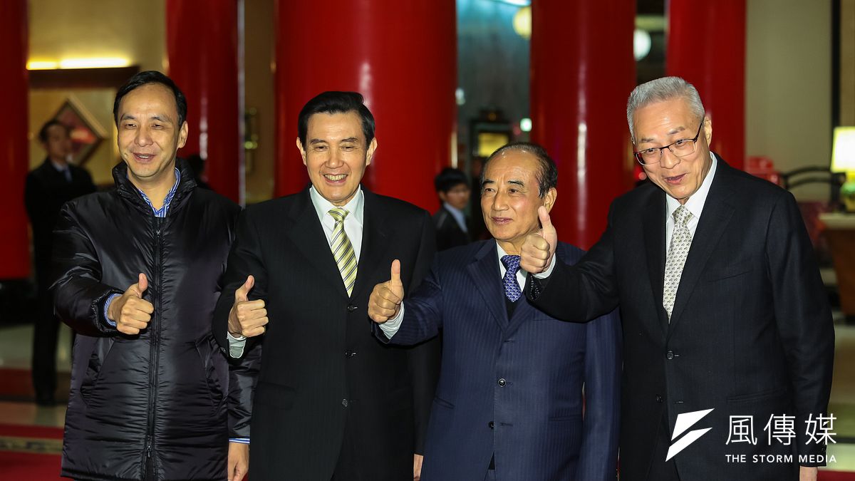 前總統馬英九20日發表新書《八年執政回憶錄》,書中主動談及當時與前立法院長王金平之間的秘辛。圖為朱立倫、馬英九、王金平、吳敦義一同出席國民黨高層團結宴。(資料照,顏麟宇攝) 前總統馬英九20日發表新書《八年執政回憶錄》,書中主動談及當時與前立法院長王金平之間的秘辛。圖為朱立倫、馬英九、王金平、吳敦義一同出席國民黨高層團結宴。(資料照,顏麟宇攝)