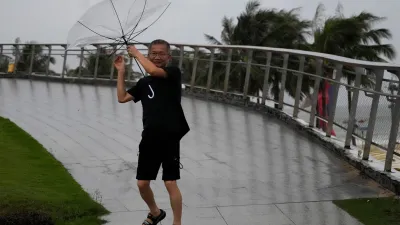 受到強烈颱風「樺加沙」衝擊,中國廣東深圳也出現強風。(美聯社)